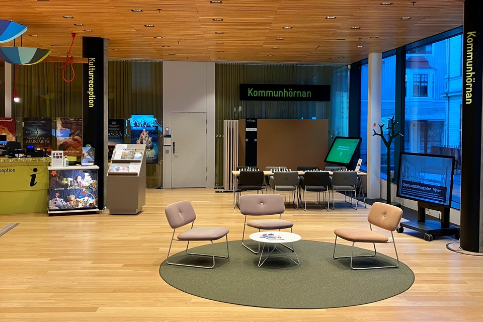 Öppen inomhusyta med stolar och bord.