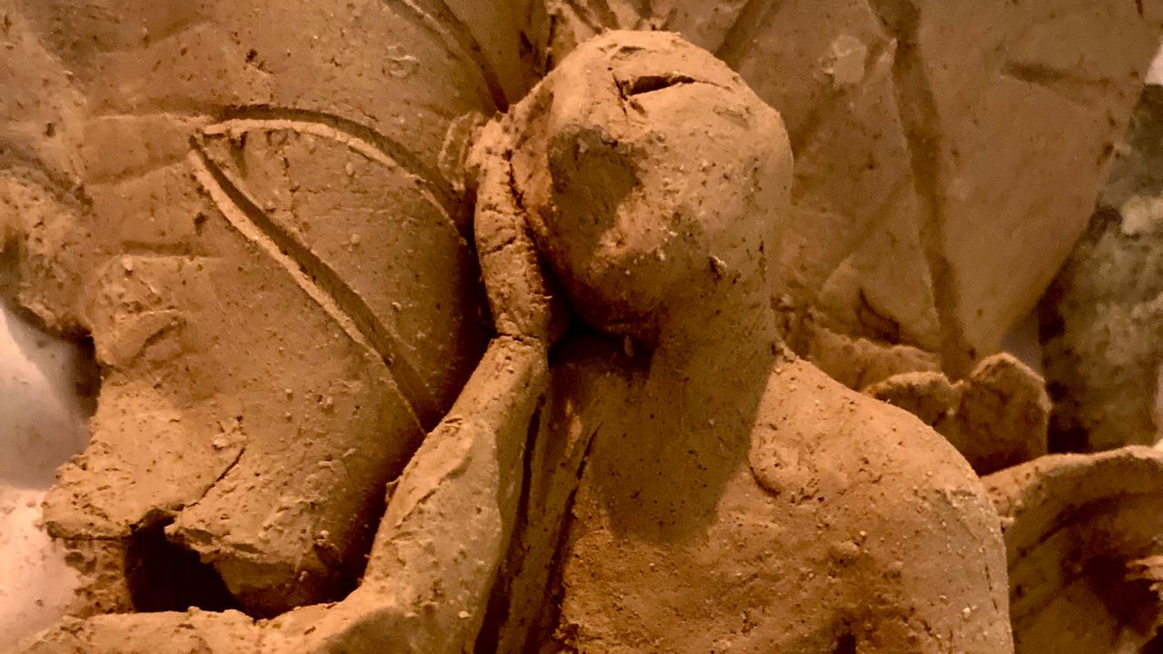 En överkropp i stengodsera