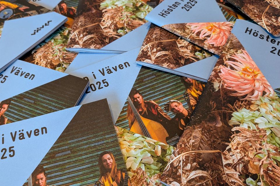 Omslaget till Vävens programbroschyr hösten 2025.