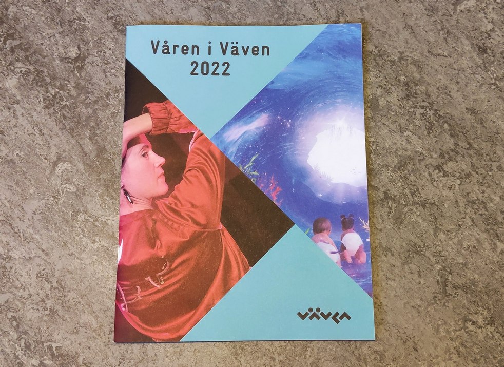 Omslaget på Vävens tryckta programkatalog våren 2022.