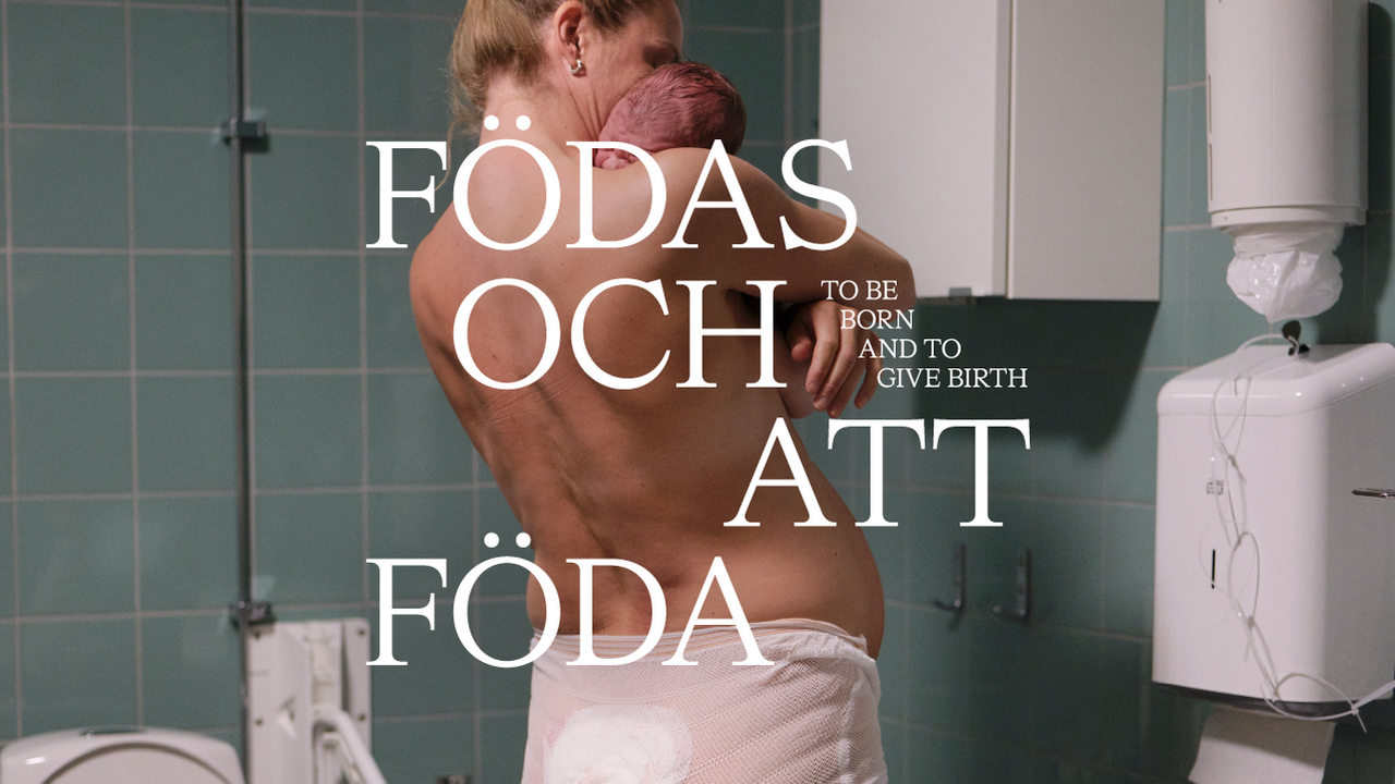 Kvinna med ett nyfött barn över axeln