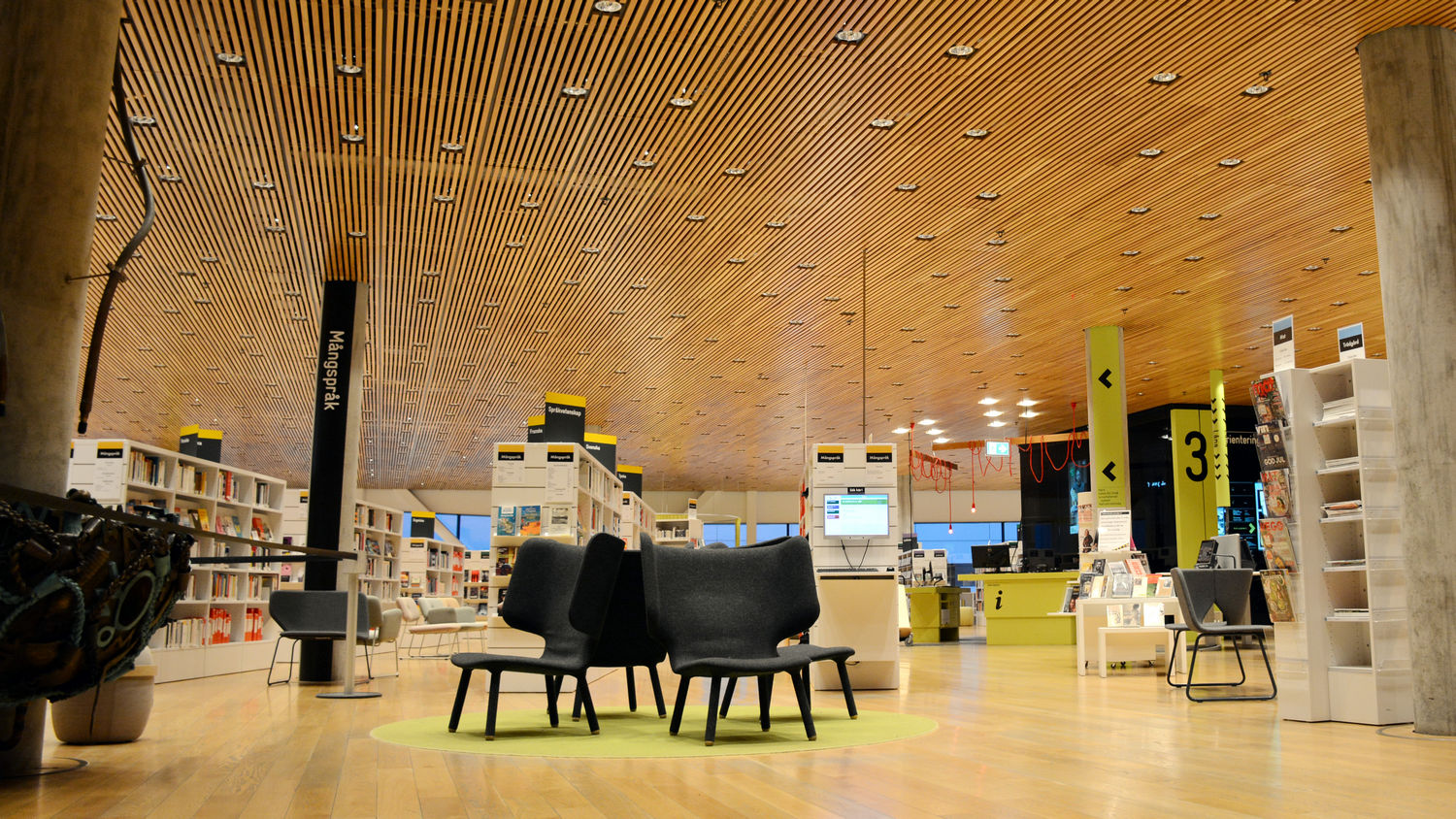 En grupp på 15 personer som visas runt i Vävens lokaler.