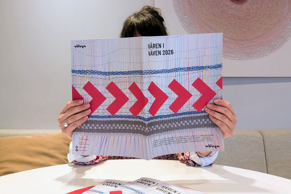 Omslaget till Vävens programbroschyr hösten 2025.