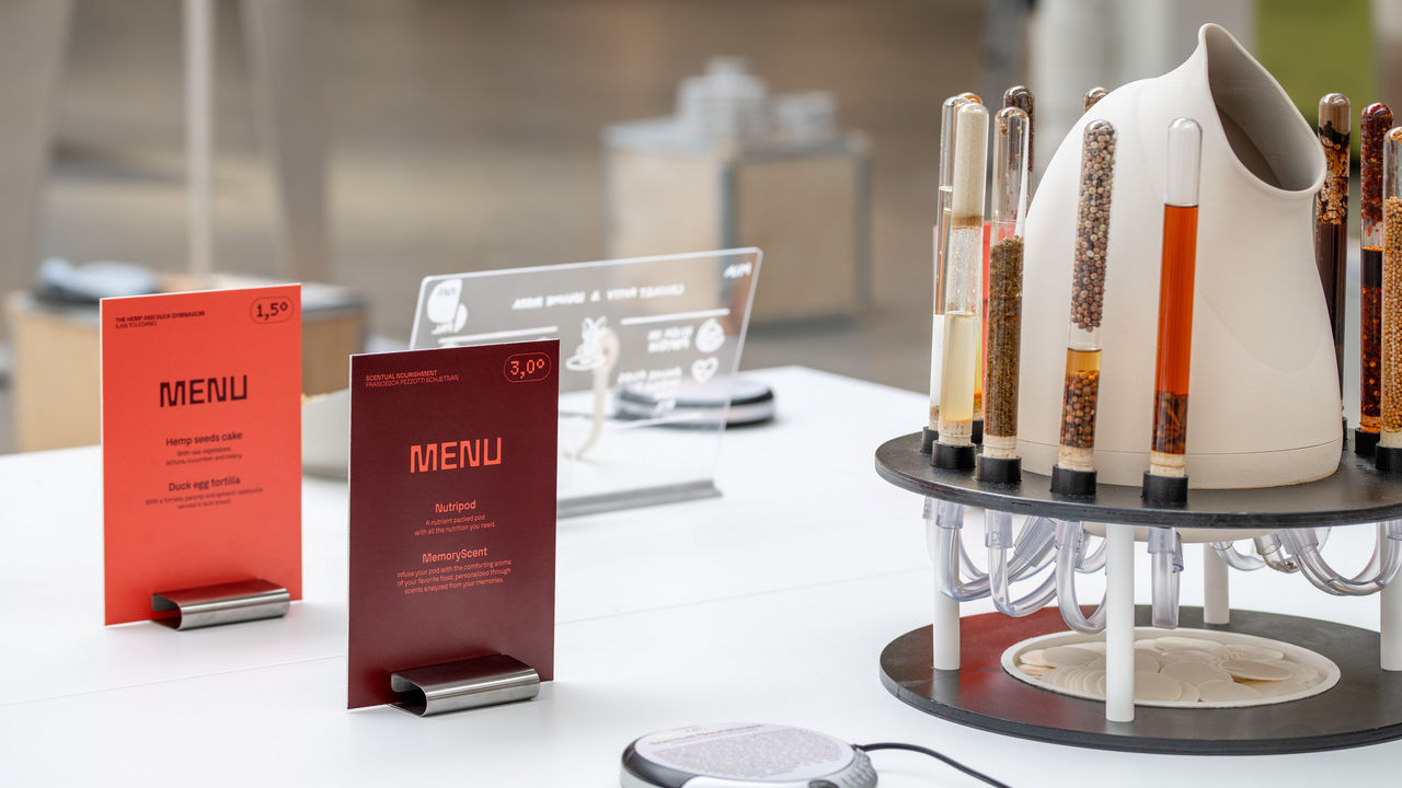 Provrör och informationsskyltar på ett bord