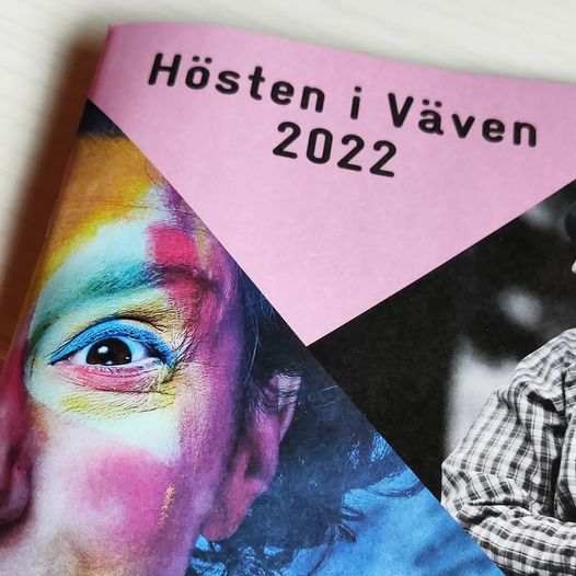 Omslaget på Vävens tryckta programkatalog hösten 2022.