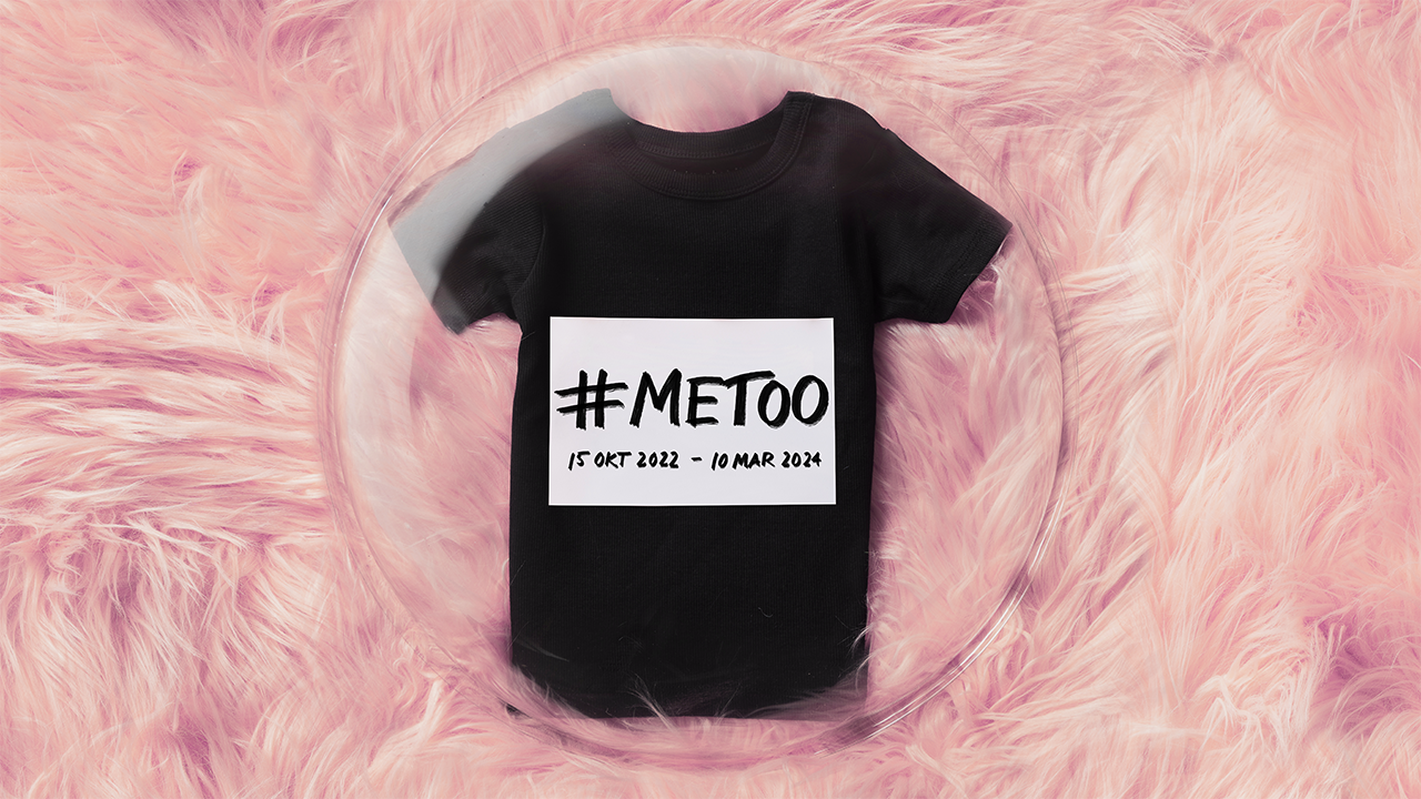 t-shirt med texten #metoo liggande på en mjuk bädd