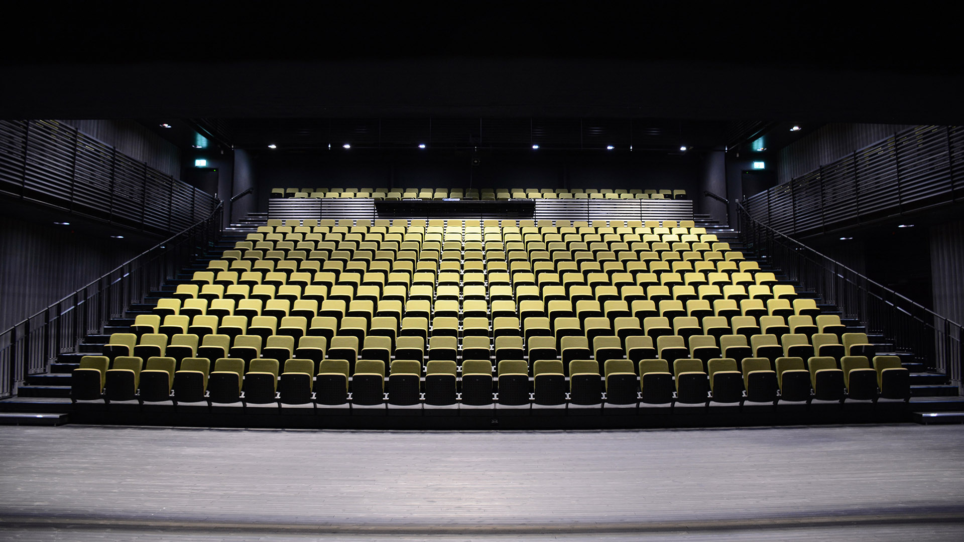 Totalt finns 399 fasta sittplatser.