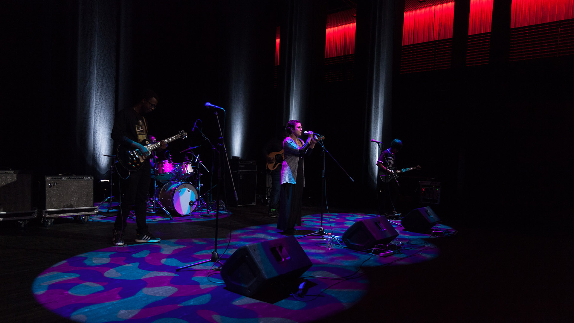 Närheten till scenen gör det lätt att skapa intima spelningar. 