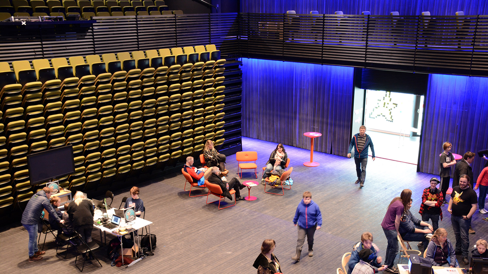 Gradängen kan även fällas in för att skapa golvyta till andra aktiviteter.