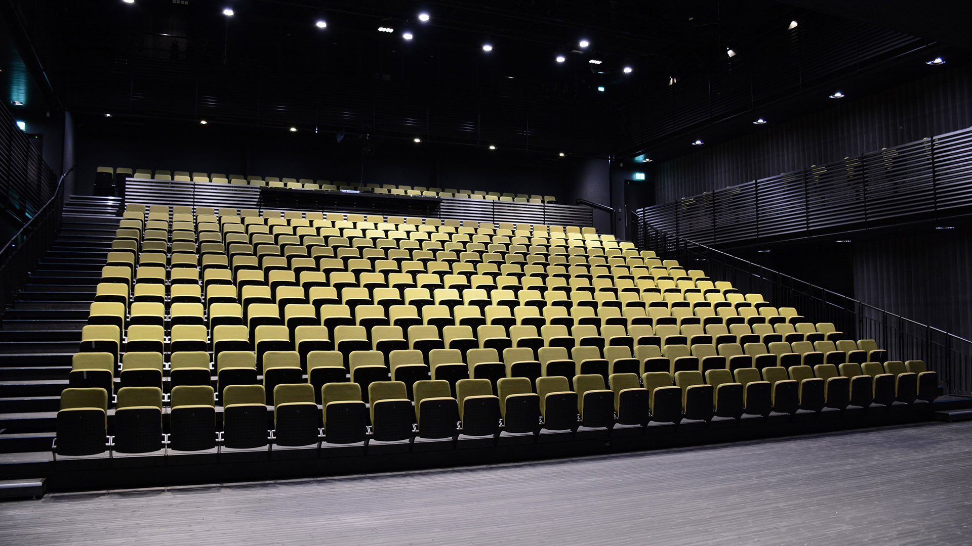 Vävenscenens gradäng sedd från scengolvet.